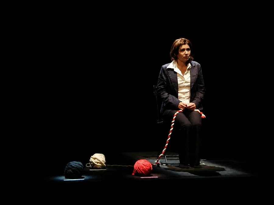 Interprete in scena sotto una luce isolata
